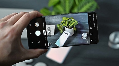 Galaxy 11 được kỳ vọng sẽ vượt qua iPhone 11 Pro Max về khả năng ghi hình. Ảnh: Gizmodo