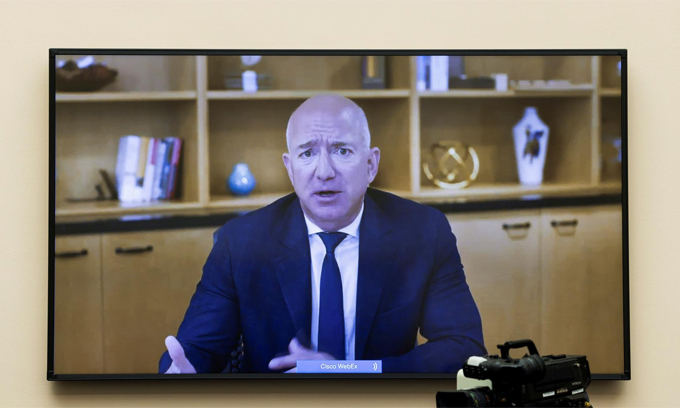 Jeff Bezos trả lời trực tuyến trong phiên điều trần đầu tiên của mình. Ảnh: Reuters.