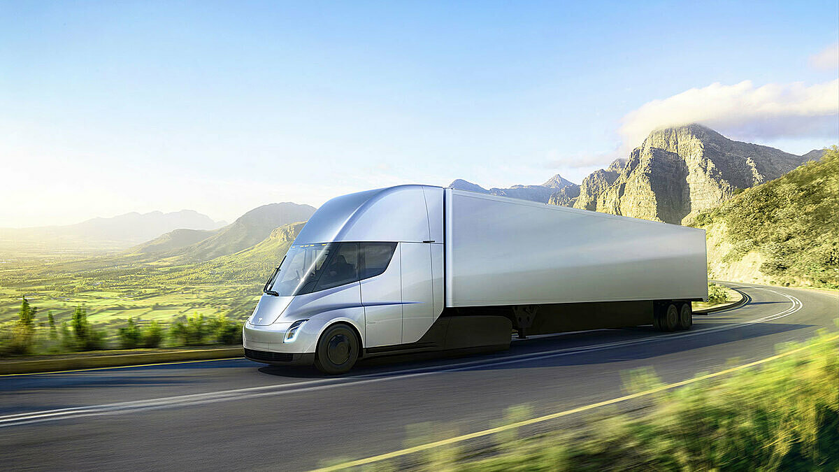 Mẫu xe tải hạng nặng, Tesla Semi, chạy bằng pin được Elon Musk giới thiệu từ 2017. Ảnh: Tesla.