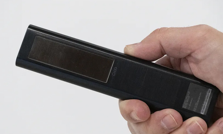 Tấm năng lượng mặt trời phía sau điều khiển Solar Cell Remote.