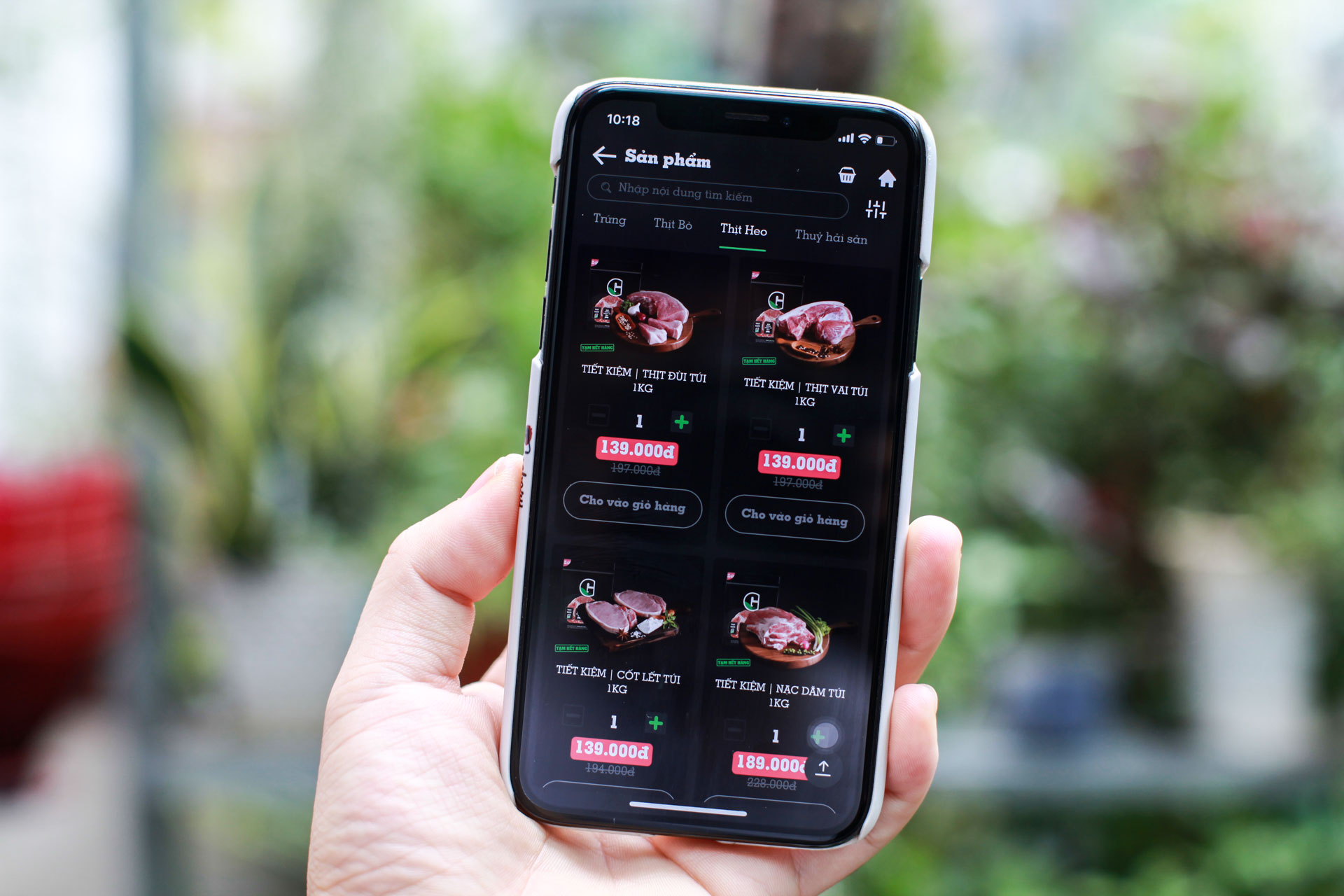 Nhiều mặt hàng tươi sống trên ứng dụng mua sắm online đồng loạt bị hết hàng do nhu cầu mua sắm của người dân tăng vọt.
