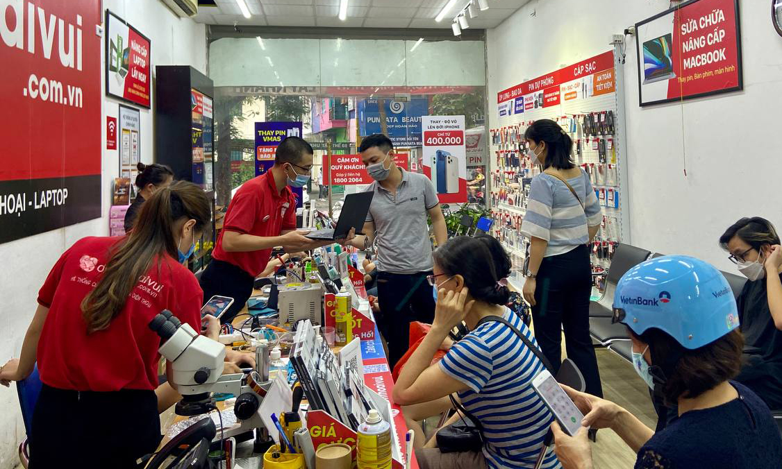 Người dùng đi sửa máy tính sau ngày giãn cách xã hội tại Hà Nội, hôm 22/9. Ảnh: Huy Nguyễn